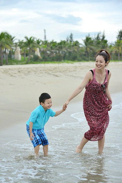 Phút vui đùa của hai mẹ con Jennifer Phạm - Bảo Nam.